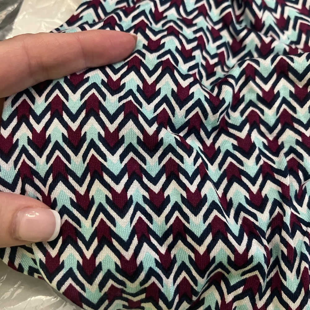 Chevron Patterned V-Neck Banded Blouse - Picture 6 of 6